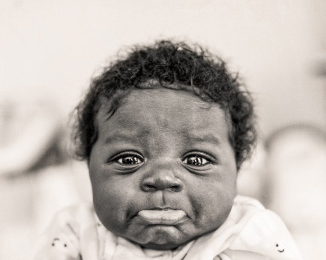 Megható képek az örökbefogadott babáról és az új családjáról 