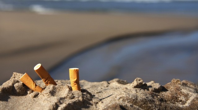 Meg akarják tiltani a dohányzást a strandon