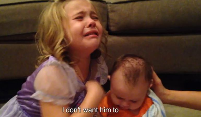Így reagált az 5 éves kislány, mikor megtudta, hogy felnő a kistesó! – videó