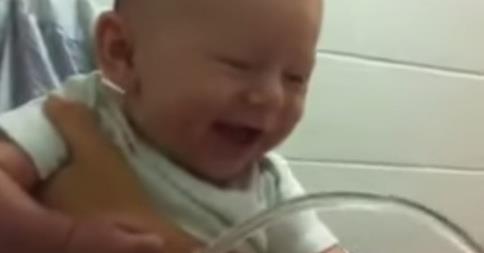 Ennyire örül egy kisbaba a csapból folyó víznek! – videó