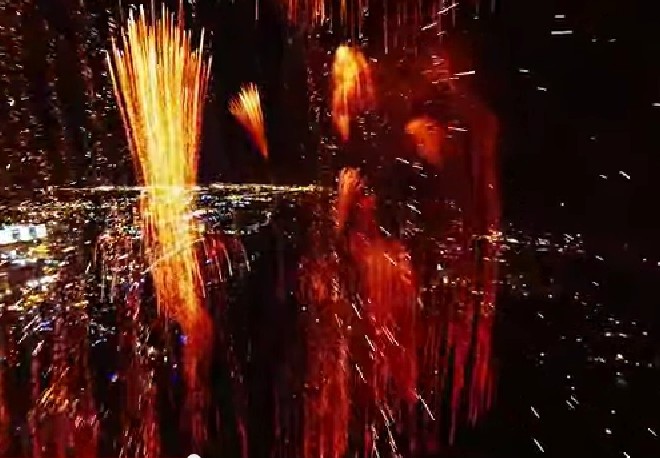 Elképesztő felvételek: tűzijátékon drónnal átrepülve - videó