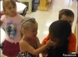 Így fogadták a fehér gyerekek betegség miatt hiányzó színesbőrű társukat – videó