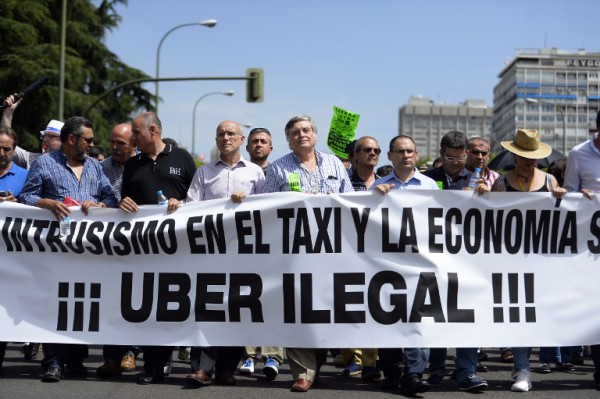 Tüntetnek a taxisok: Egy telefon alkalmazás, ami miatt több százan maradtak munka nélkül