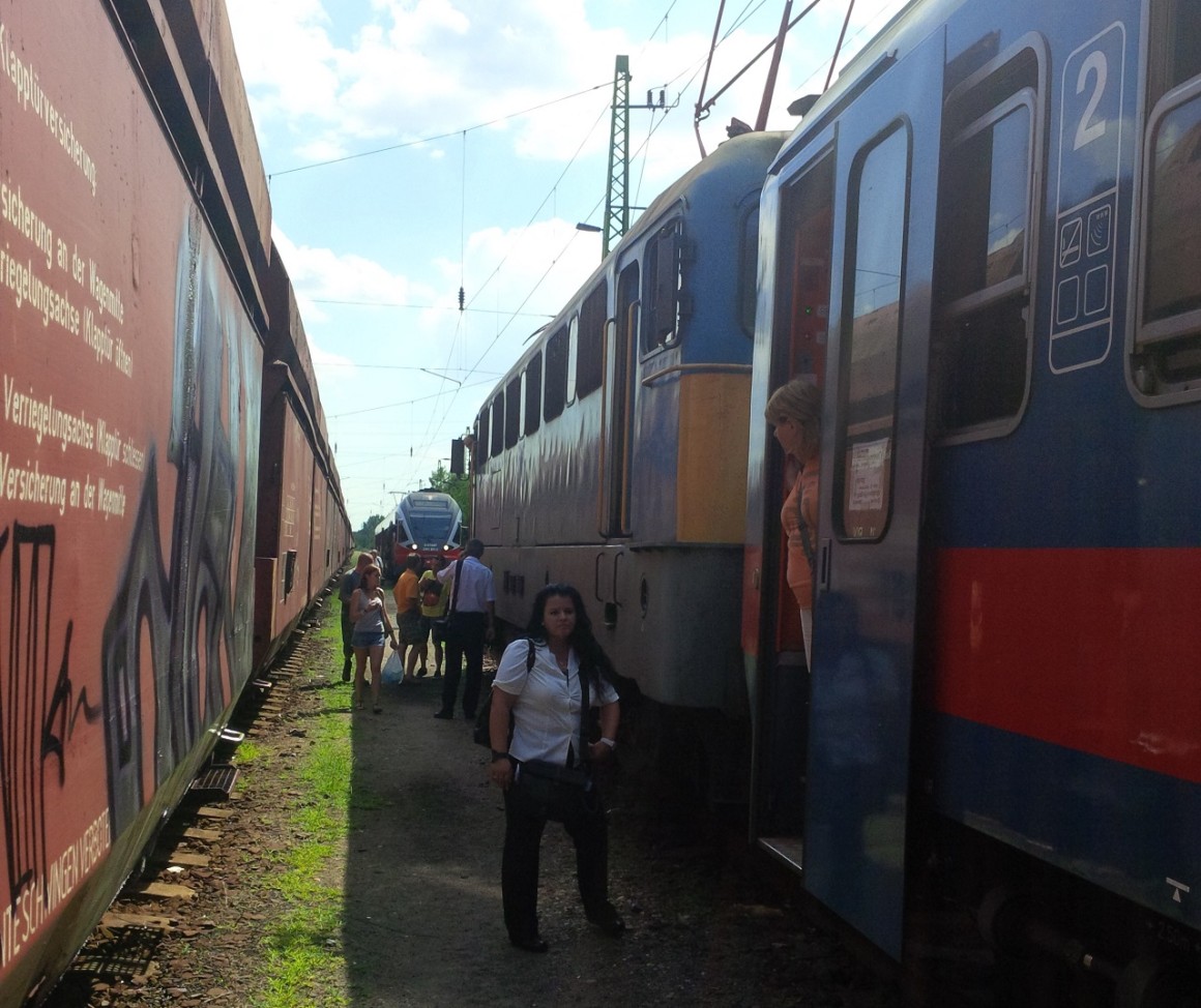 Egymástól negyven méterre állt meg két szembehaladó vonat Dunakeszin