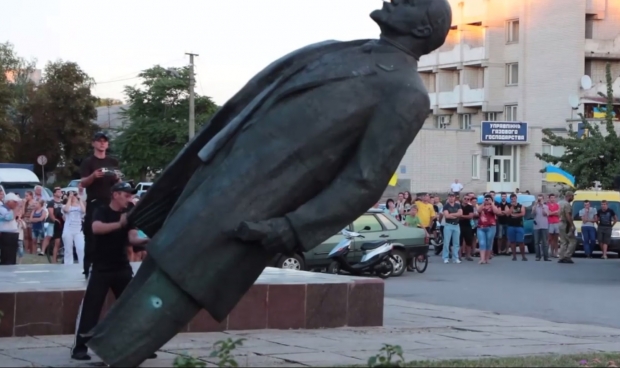 Ukrán válság - Felakasztottak egy Lenin-szobrot egy kelet-ukrajnai városban - videó