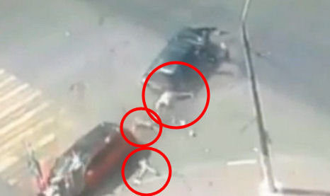Túlélték a durva balesetet a kocsiból kirepülő 4 éves ikrek! - videó