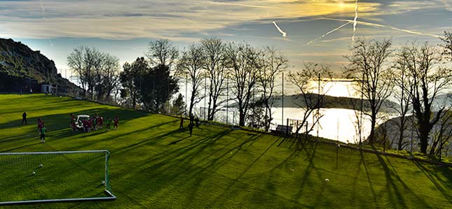 A hegy oldalába vájt focipálya Monacóban
