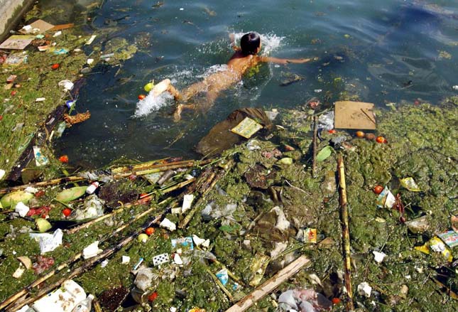 Kína vizeinek brutális környezetszennyezése, amiben valósággal az ember fürdik
