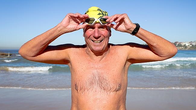 Egy hetvenéves ausztrál férfi a La Manche-csatorna legidősebb átúszója