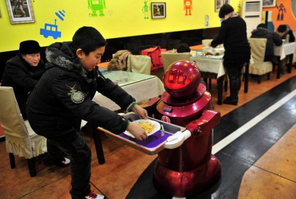 Robotok főznek és szolgálnak fel egy új kelet-kínai étteremben