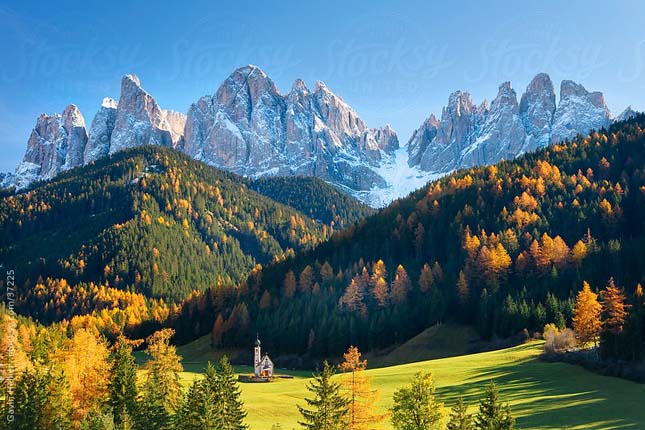 St Johann Church in Ranui in Villnoss, Geisler Spitzen (3060m), Val di Funes, Dolomites mountains, Trentino-Alto Adige, South Tirol (Tyrol), Italy, Europe