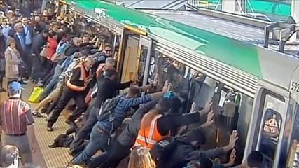 Így mentették meg az utasok a metró alá szorult férfit! - videó