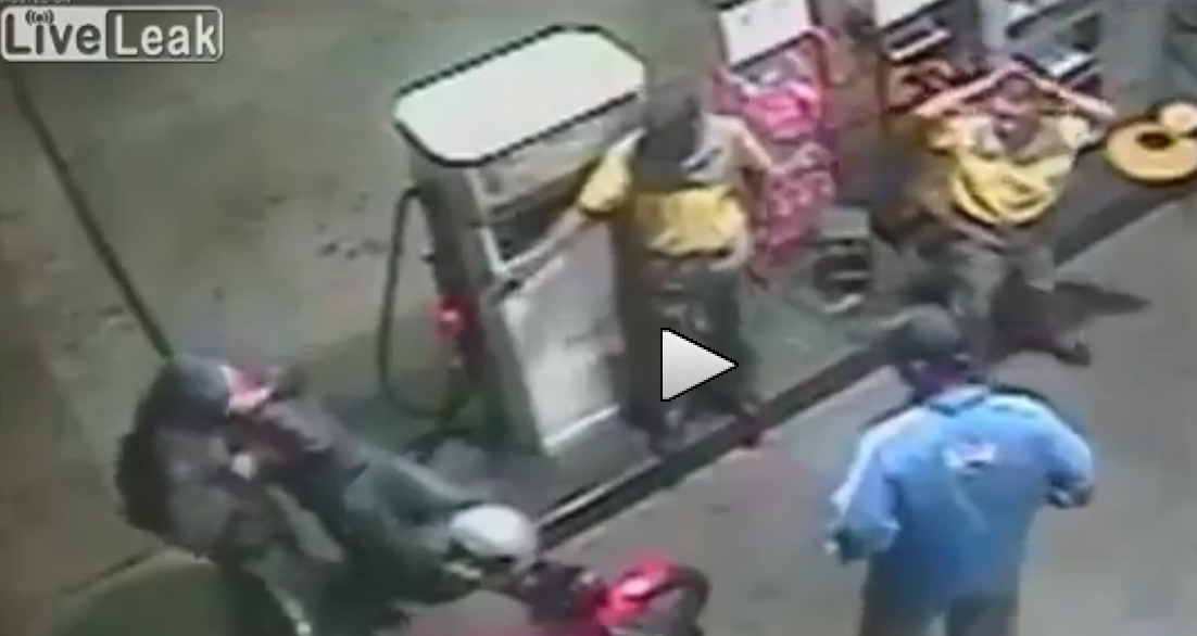 Fegyveres benzinkútrablás élőben - nem várt esemény történik (videó)
