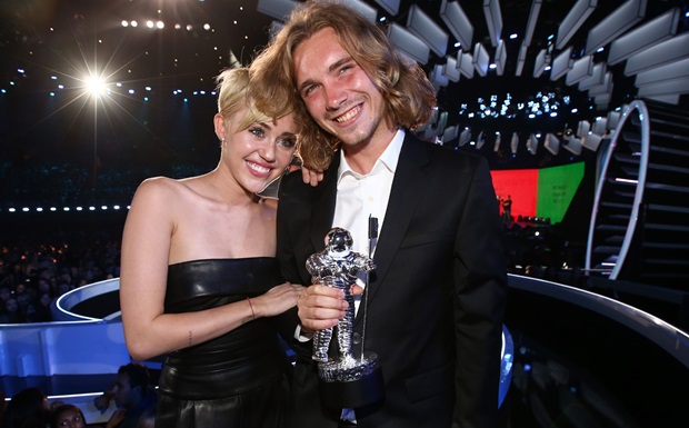 Hajléktalan vette át Miley Cyrus díját a VMA díjátadón