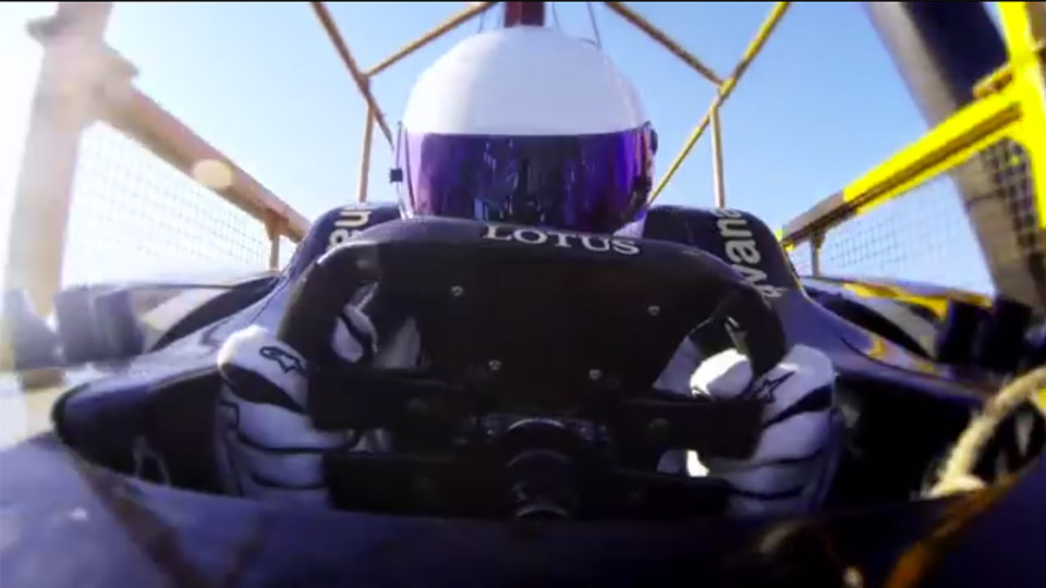 Bungee jumping egy F1-es autóval - eszement videó!