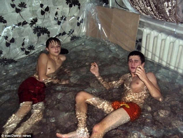Veszélyes hűsölés: Orosz tinédzserek medencévé változtatták a lakást 