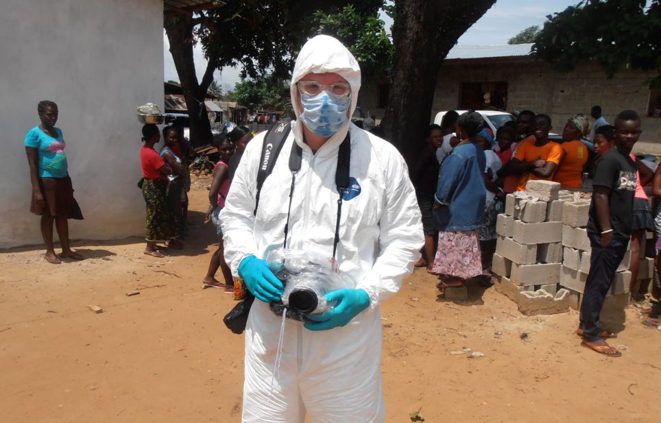 Egy fotós élete kockáztatásával készített képeket Libériában az ebola járvány központjában