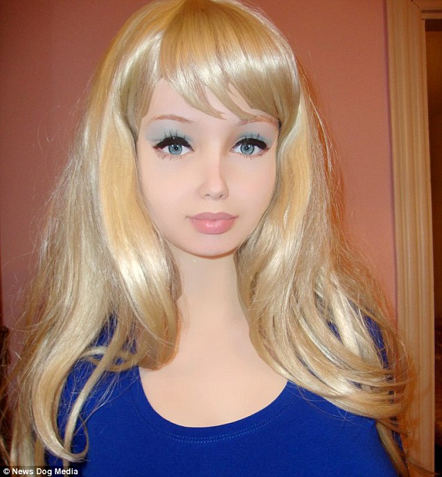 Újabb élő Barbie baba Ukrajnából, aki azt állítja sohasem volt plasztikai műtétje