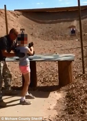 A 9 éves kislány véletlenül lelőtte az oktatóját egy Uzival - videó!