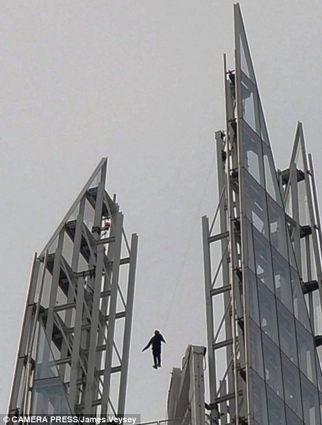 Leleplezték a 306 méter magasságban drótokkal lebegő mágust! - videó
