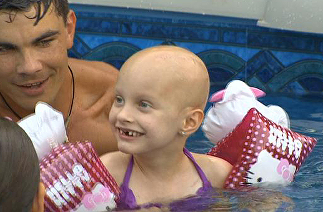 Szívmelengető történet - 200 ember fogott össze, hogy medencéje legyen a rákos kislánynak!