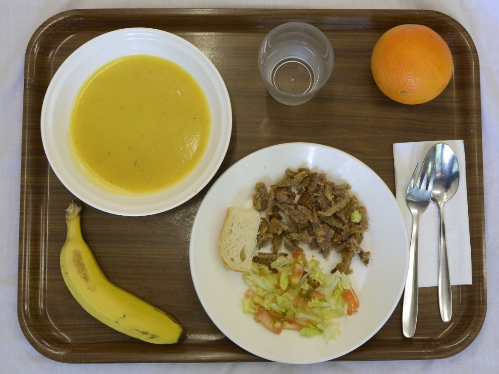 barcelona-spain-this-lunch-is-composed-of-cream-of-vegetable-soup-pan-fried-breast-of-veal-with-salad-a-piece-of-bread-an-orange-or-banana-and-water
