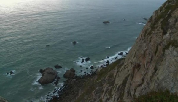 couple-falls-cliff-portugal-selfie (1)