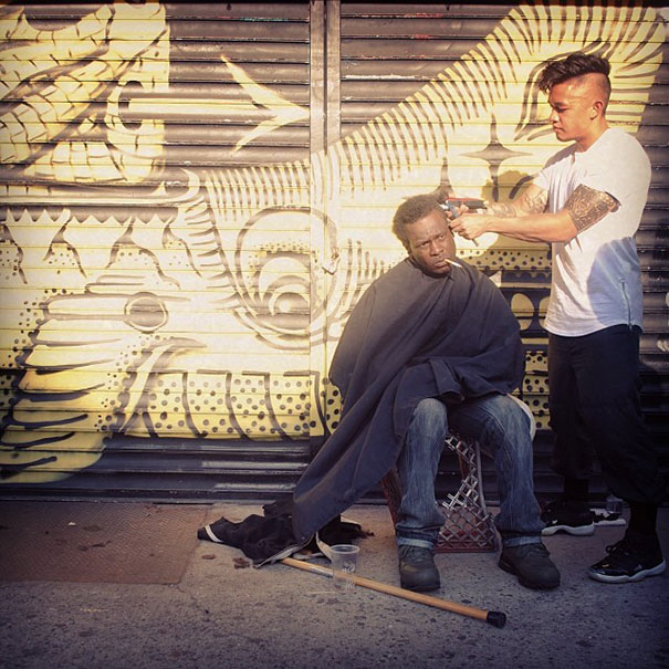 Egy fodrász minden vasárnap ingyen vágja a New York-i hajléktalanok haját