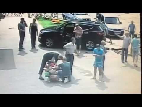 Nekiesett az apa a gyerekét elgázoló sofőrnek! – videó