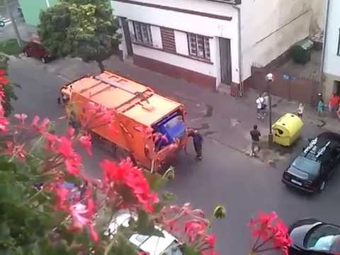 Videó - összeöntötték a szétválogatott hulladékot a szemetesautóban Nyíregyházán