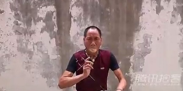 Kínai férfi, aki füstöt és tüzet tud kifújni magából