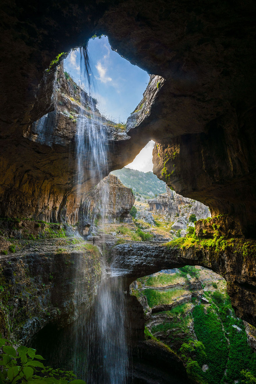 Gyönyörű vízesés töltötte meg a Libanoni barlang bejáratokat