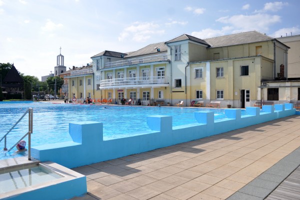 Belekakáltak a Miskolc Selyemréti Strandfürdő medencéjébe