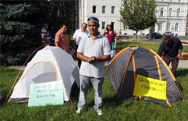 Augusztus 20. - Felfüggesztették demonstrációjukat a miskolci romák