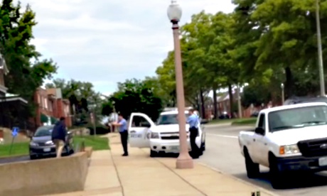 St. Louis: sokkoló videó arról, ahogy a rendőrök agyonlőnek egy színes bőrű férfit - csak erős idegzetűeknek!