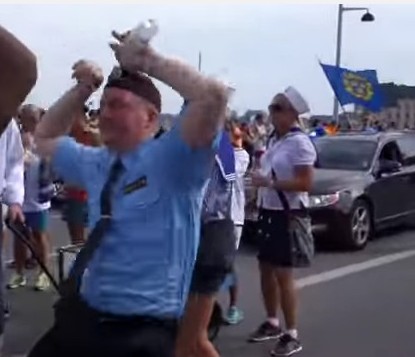 A svéd rendőr elképesztő táncba kezdett a stockholmi Pride-on - videó