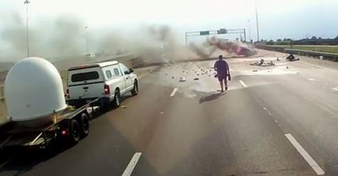 Kamionos mentette ki a családot az égő autóból! – videó
