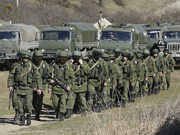 Ukrán válság - Ukrán katonák harc közben átkeltek az orosz határon