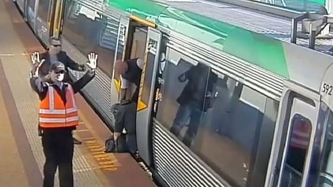 Videó - több százan emelték meg a vonatot, hogy kiszabaduljon a férfi lába