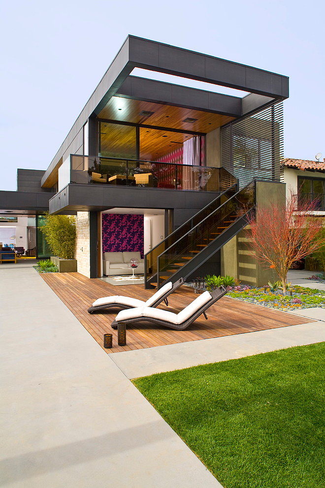 Modern ház medencével