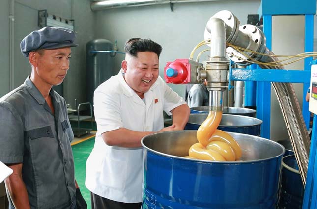 Kim Dzsong un boldogan látogatja népgazdasága gyárait