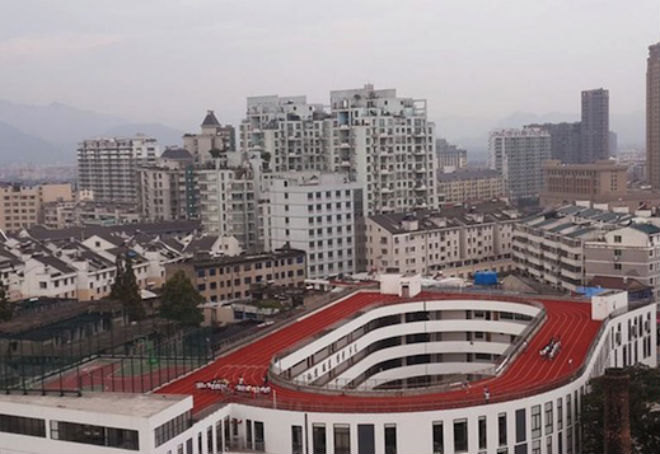 Elképesztő dolog épült egy suli tetejére Kínában – videó