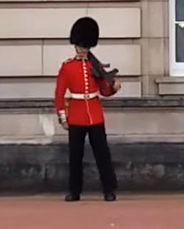 A brit királyi testőrség tagja fegyelmit kaphat piruettje miatt - videó 