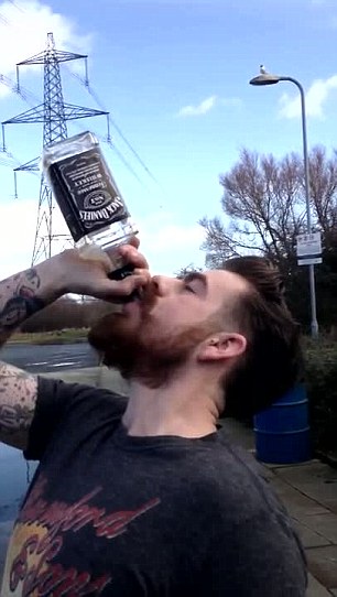 Egy férfi 10 másodperc alatt ivott meg egy egész üveg whiskeyt
