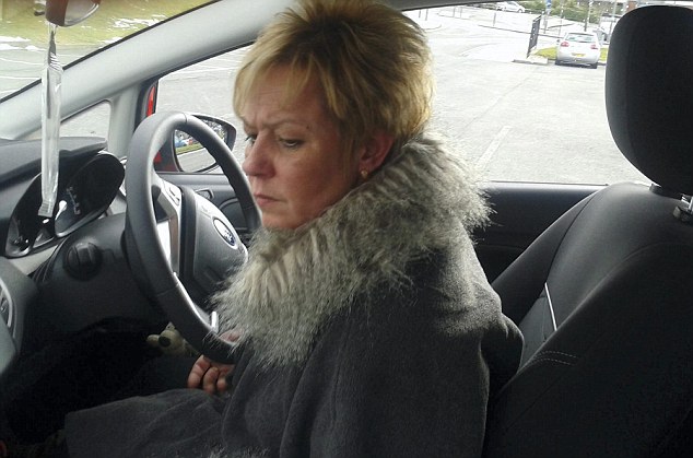 A veszélyesen vezető nőt a többi autós kényszerítette megállásra 