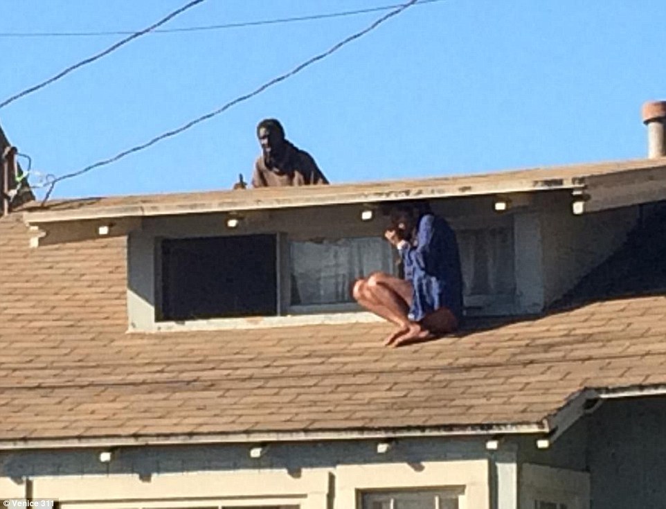 Félelmetes fotó a betörőről, aki a tetőn elbújt nő háta mögött tűnt fel