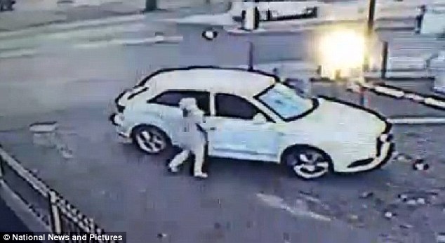 Egy nő hihetetlenül bátor harca autójáért a kocsitolvajjal! Elképesztő videó!