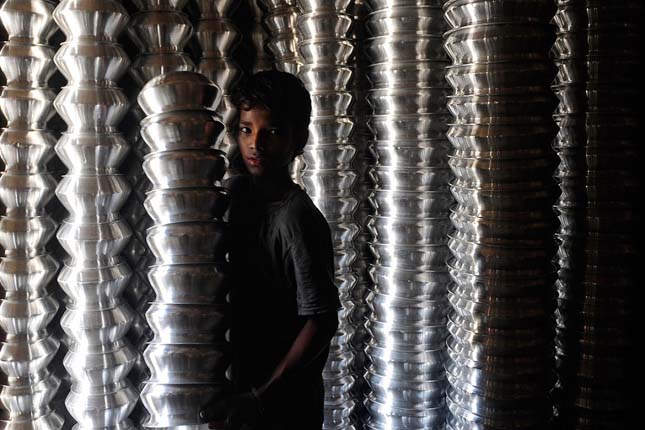 Egy kissrác dolgozik Bangladesben egy alumínium termékeket gyártó üzemben