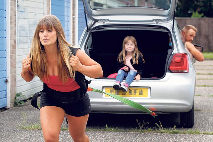 Anglia legerősebb anyukája autóstól el tudja húzni a családját!  - videó