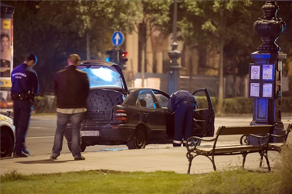 Elfogtak egy férfit, aki riasztófegyverrel lőtt taxisra éjjel Budapesten